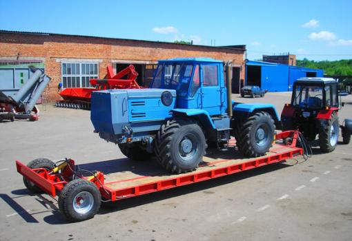 Low loader trailer for transportation of machinery